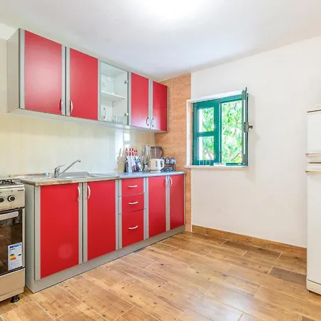 1 Bedroom Lovely In Дом отдыха Vrgorac